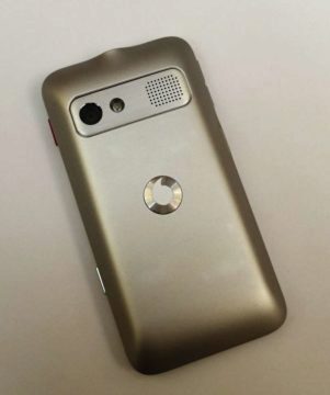 Zadní strana telefonu s čočkou fotoaparátu, LED bleskem a hlasitým reproduktorem