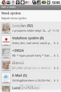 SMS a MMS jsou sdružovány do konverzací