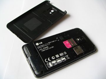Uložení baterie, SIM a slot pro microSD kartu