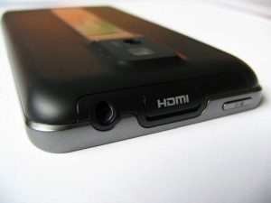 Horní hrana telefonu: 3,5mm jack, HDMI konektor a tlačítko pro vypnutí/zapnutí