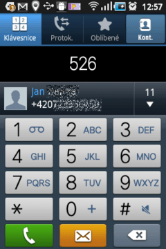 Přes číselník (zde klávesnici) je možné hledat v kontaktech