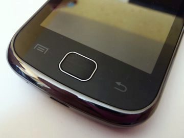 Galaxy Gio má dvě senzorická a jedno mechanické tlačítko