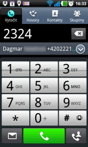 Na číselníku můžete zadat číslo, nebo přes něj vyhledat kontakt