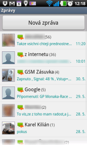 SMS zprávy jsou seskupeny podle kontaktů