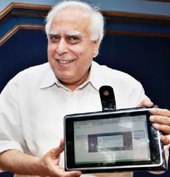 Ministr Kapil Sibal s prototypem tabletu v červenci 2010 Ministr Kapil Sibal s prototypem tabletu v červenci 2010