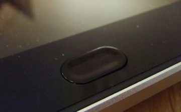 Tlačítko se dá stisknout a podobně, jako optický trackpad, snímá pohyb prstu.