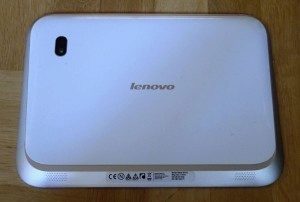 Zadní straně dominuje plastový kryt, nápis Lenovo a optika fotoaparátu s LED diodovým bleskem.