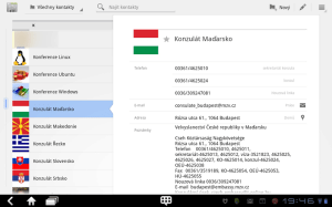 Kontakty jsou prezentovány ikonou, jménem a příjmením, po výběru se v pravé části obrazovky zobrazí veškeré informace