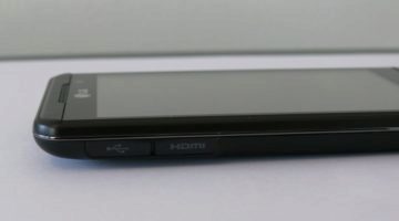 Krytky USB a HDMI a horní část displeje