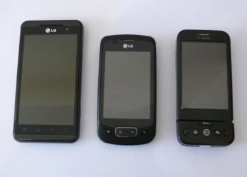 Vlevo LG Optimus 3D, vedle Optimus One a vpravo T-Mobile G1 (aka HTC Dream)