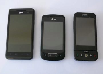 Vlevo LG Optimus 3D, vedle Optimus One a vpravo T-Mobile G1 (aka HTC Dream) Vlevo LG Optimus 3D, vedle Optimus One a vpravo T-Mobile G1 (aka HTC Dream)
