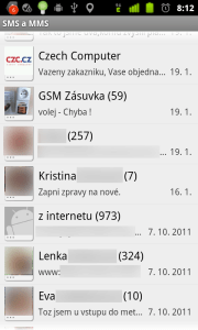 Aplikace SMS a MMS přijaté a odeslané textovky seskupuje podle kontaktů