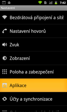 Dialogy jsou bílé na černém, aktivní prvky mají oranžovou barvu.