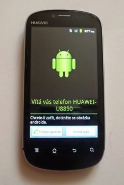 Na čelní straně najdeme 3,7palcový displej