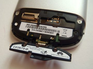 K osazení SIM a microSD je nejprve nutné vysunout a sundat spodní plast, pod kterým se skrývají dvířka K osazení SIM a microSD je nejprve nutné vysunout a sundat spodní plast, pod kterým se skrývají dvířka
