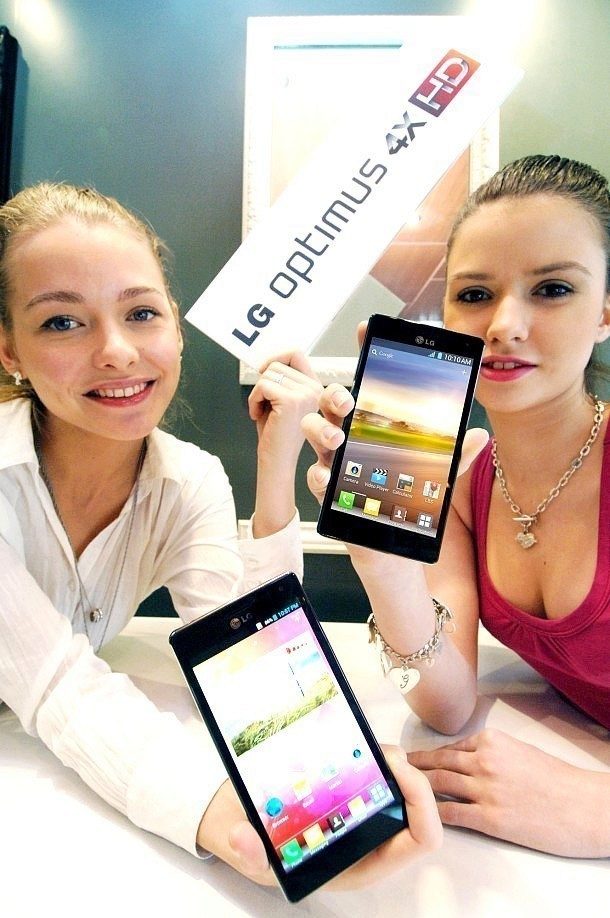 LG-Optimus-4X-HDLG-With-Two-Girls-1-610×918