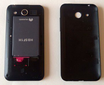 Pod krytem se nachází prostor pro baterii, a sloty pro SIM a paměťovou kartu microSD