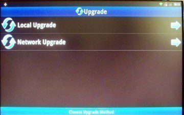 S očekáváním jsme přistupovali k zástupci Upgrade, jenž nabízí dvě varianty aktualizace – z lokálního úložiště a ze sítě. S očekáváním jsme přistupovali k zástupci Upgrade, jenž nabízí dvě varianty aktualizace – z lokálního úložiště a ze sítě.