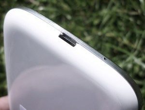 microUSB port a štěrbina mikrofonu