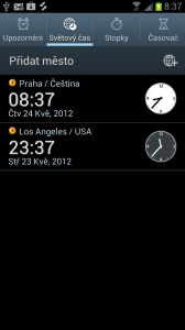 Hodiny umí zobrazovat například čas na více místech ve světě.
