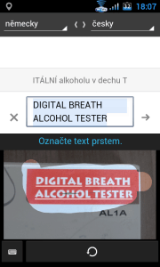 Ve fotce pak prstem označíte text, jež má být přeložen.