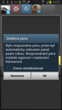 Jestliže se k displeji přiblížíte stylusem, klávesnice se automaticky přepne do režimu panelu psaní rukou. Jestliže se k displeji přiblížíte stylusem, klávesnice se automaticky přepne do režimu panelu psaní rukou.