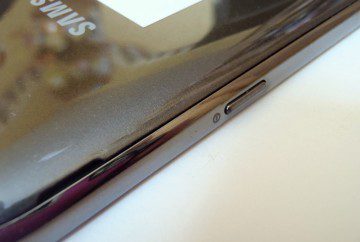 Pravá hrana Samsungu Galaxy Note II s tlačítkem pro vypnutí/zapnutí telefonu
