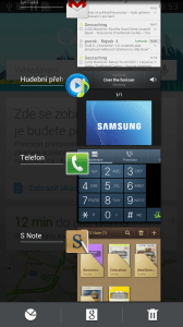 Dlouhý stisk tlačítka Domů zobrazí přehled posledních spuštěných aplikací.