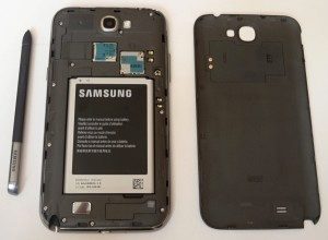 Samsung Galaxy Note II se sejmutým zadním krytem a vyjmutým perem S Pen