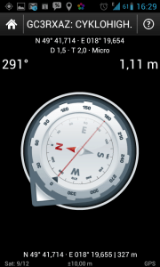 Kompas ukazuje vzdálenost a směr ke keši
