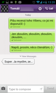 Konverzace je prezentována jako dialog dvou stran