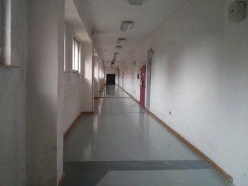 Chodba v lehce narůžovělých odstínech
