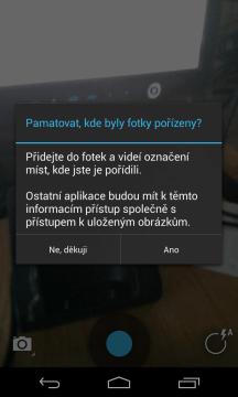 Aplikace se při prvním spuštění zeptá, zda chcete ukládat do snímků jejich GPS polohu