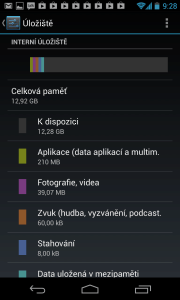 Ze 16 GB interního úložiště je dostupných cca 13 GB