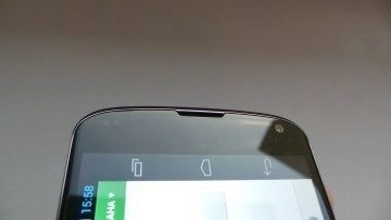 Nad obrazovkou jsou senzory přiblížení a okolního světla reproduktor a přední fotoaparát/kamera