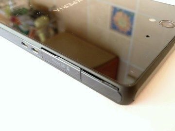 Levá hrana telefonu: konektory pro dokovací stanici, konektor pro microSD a nabíjecí microUSB (pod krytkami) Levá hrana telefonu: konektory pro dokovací stanici, konektor pro microSD a nabíjecí microUSB (pod krytkami)