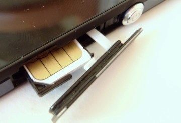 Tento způsob instalace microSIM zdá se nám poněkud nešťastným...