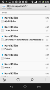 Aplikace E-mail vypadá podobně jako GMail