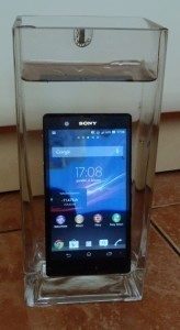 Xperia Z ponořená do kapaliny je nadlehčována vztlakovou silou, rovnající se tíze kapaliny stejného objemu jako je ponořená část telefonu.