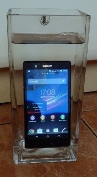 Xperia Z ponořená do kapaliny je nadlehčována vztlakovou silou, rovnající se tíze kapaliny stejného objemu jako je ponořená část telefonu. Xperia Z ponořená do kapaliny je nadlehčována vztlakovou silou, rovnající se tíze kapaliny stejného objemu jako je ponořená část telefonu.