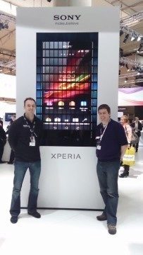 Panel sestavený ze 196 telefonů Sony Xperia ZL
