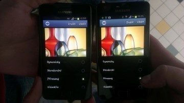 Dva stejně staré přístroje Galaxy S II se SuperAMOLED Plus. Každý dislej má přitom trochu jiné barvy = následek vypalování Dva stejně staré přístroje Galaxy S II se SuperAMOLED Plus. Každý dislej má přitom trochu jiné barvy = následek vypalování