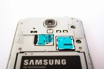 Slot na microSD kartu najdete hned vedle SIMky