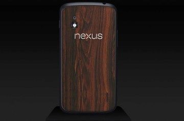 Nexus 4 s mahagonovým polepem