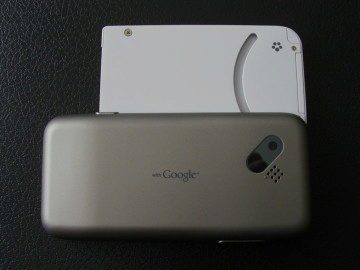 T-Mobile G1 s vysunutou klávesnicí zezadu