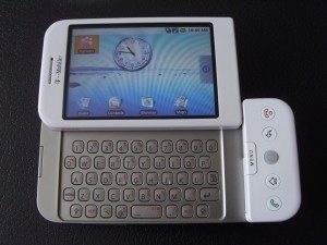T-Mobile G1 s vysunutou klávesnicí