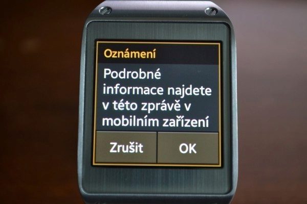 Další podrobnosti si již musíme přečíst v telefonu - taková notifikace je nám pak skoro k ničemu