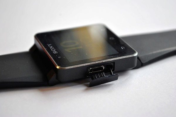 Sony obsahuje NFC anténu a dobíjecí konektor přímo v těle hodinek