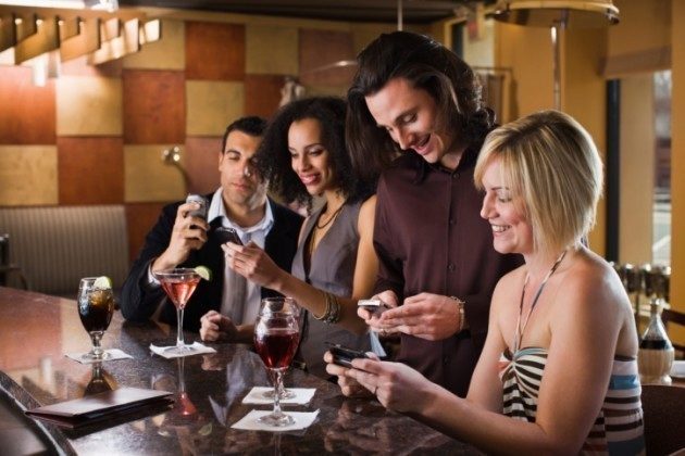 Friends-texting-in-restaurant-Credit-Thinkstock-630×420 Friends-texting-in-restaurant-Credit-Thinkstock-630×420