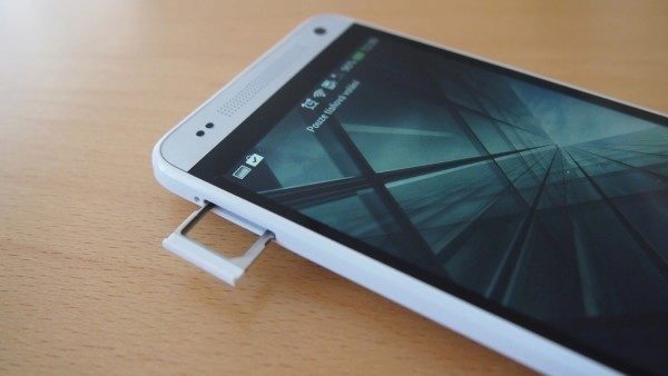 HTC One mini - přihrádka na SIM kartu